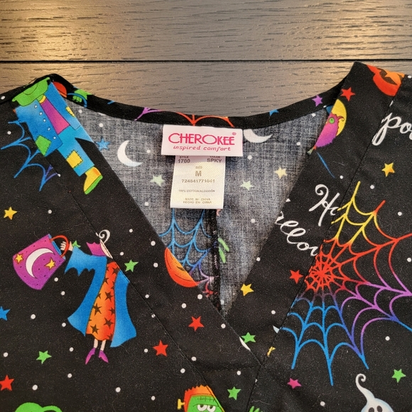 Cherokee HALLOWEEN Workwear Multi Color Womens Nurse Scrub Top SZ Medium - Picture 5 of 6